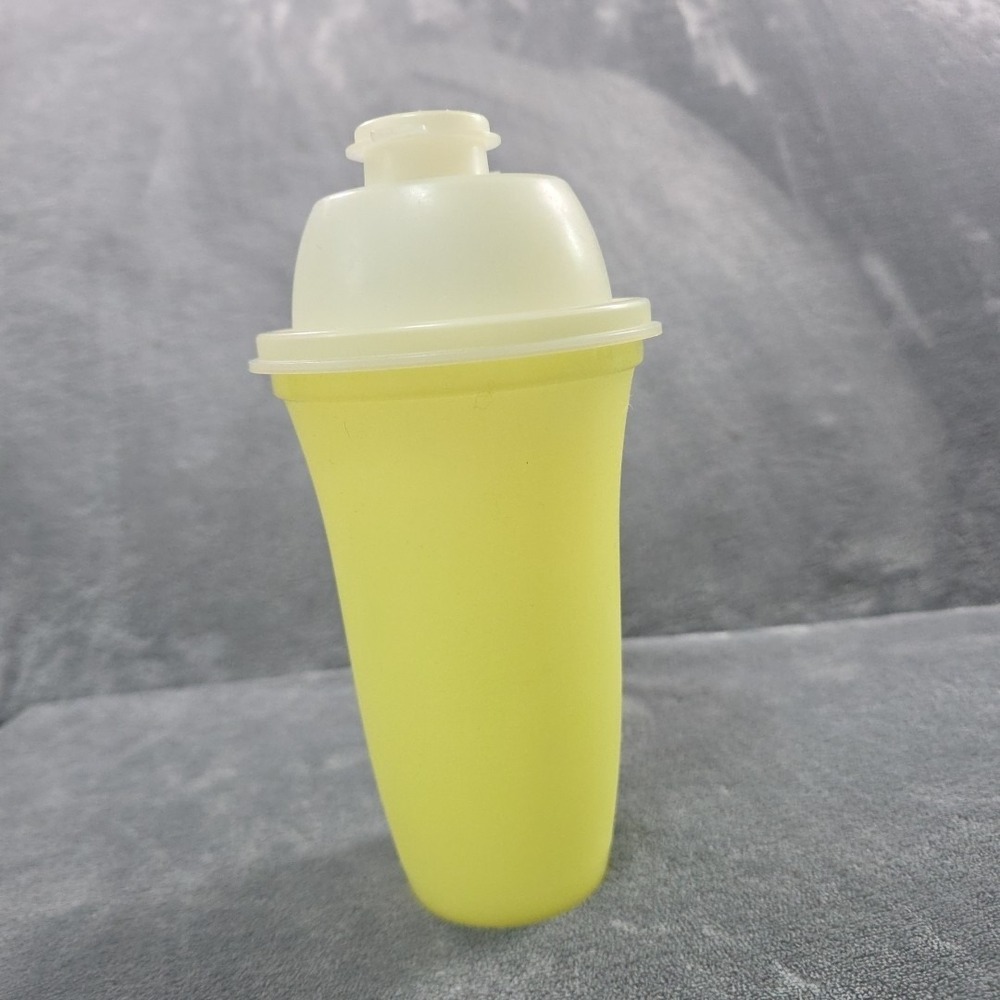 Tupperware VTG Yellow Quick Shake‎ Blender Mixer 844-9 Pour Lid Salad Dressing